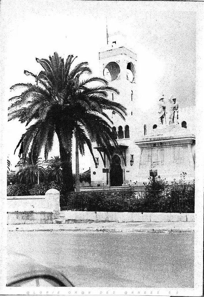 ORAN 1961 LA GARE CFA LE MONUMENT AUX MORTS.jpg